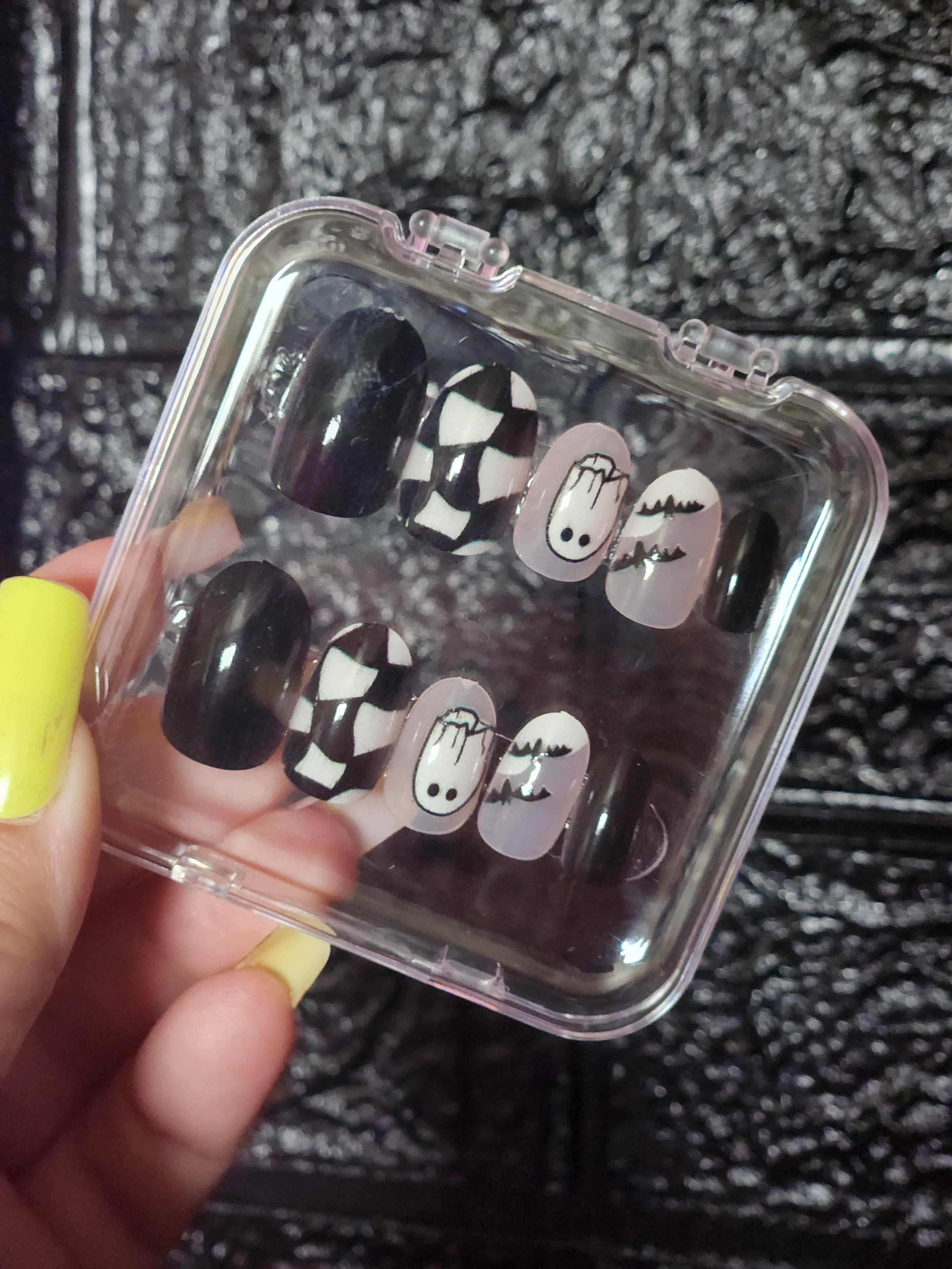 Checker Ghost Short Nails