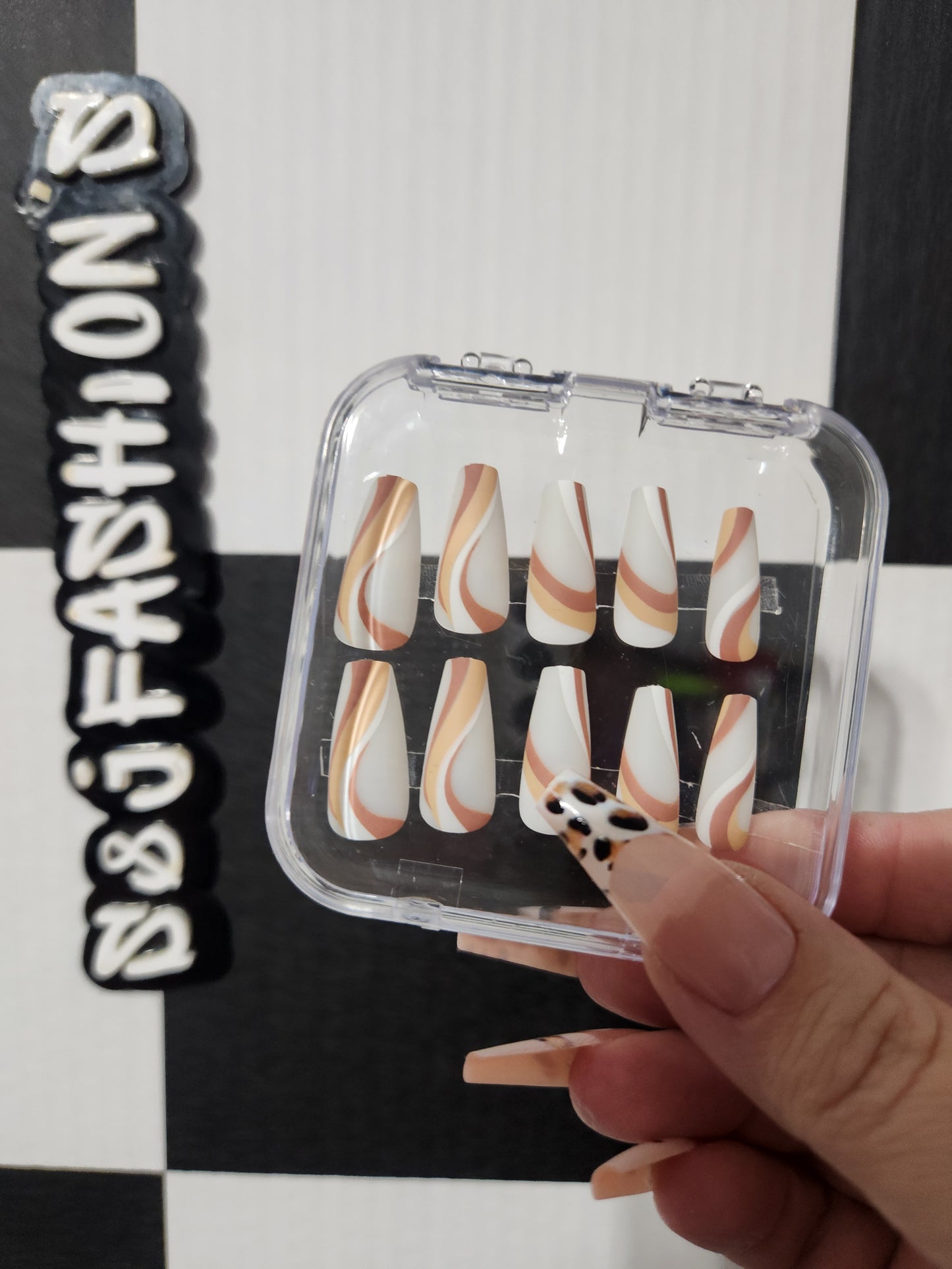 Brown Swirl Med Nails