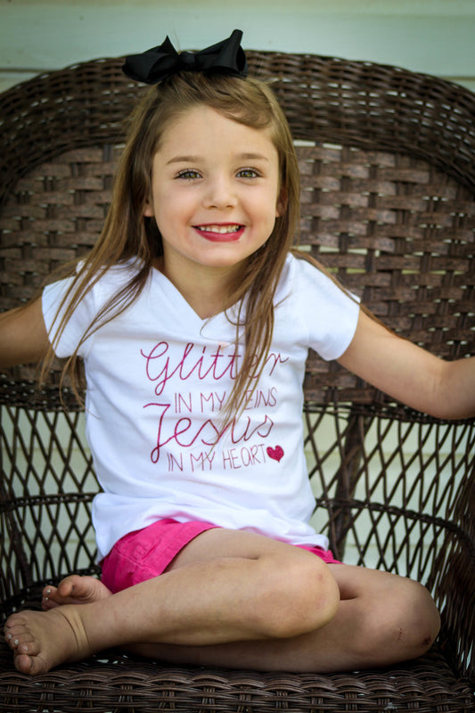 Glitter in my veins Jesus in my heart Girls Shirt